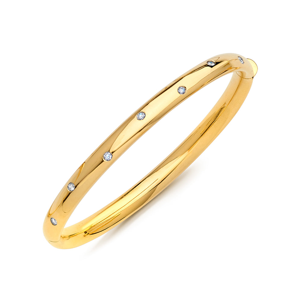 18KT YELLOW GOLD FLAT BANGLE WITH 0.25CTTW DIAMONDS