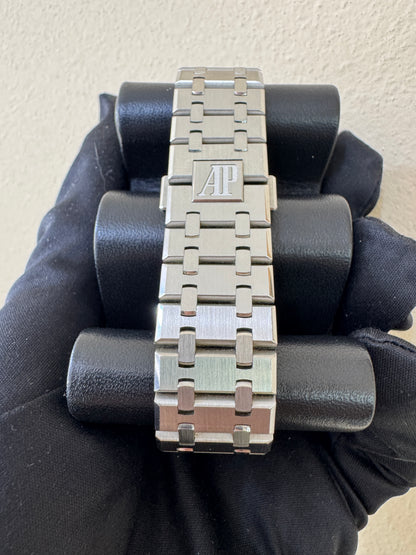 Angle of Integrated stainless steel bracelet of the Audemars Piguet Royal Oak Chronograph 26331ST.