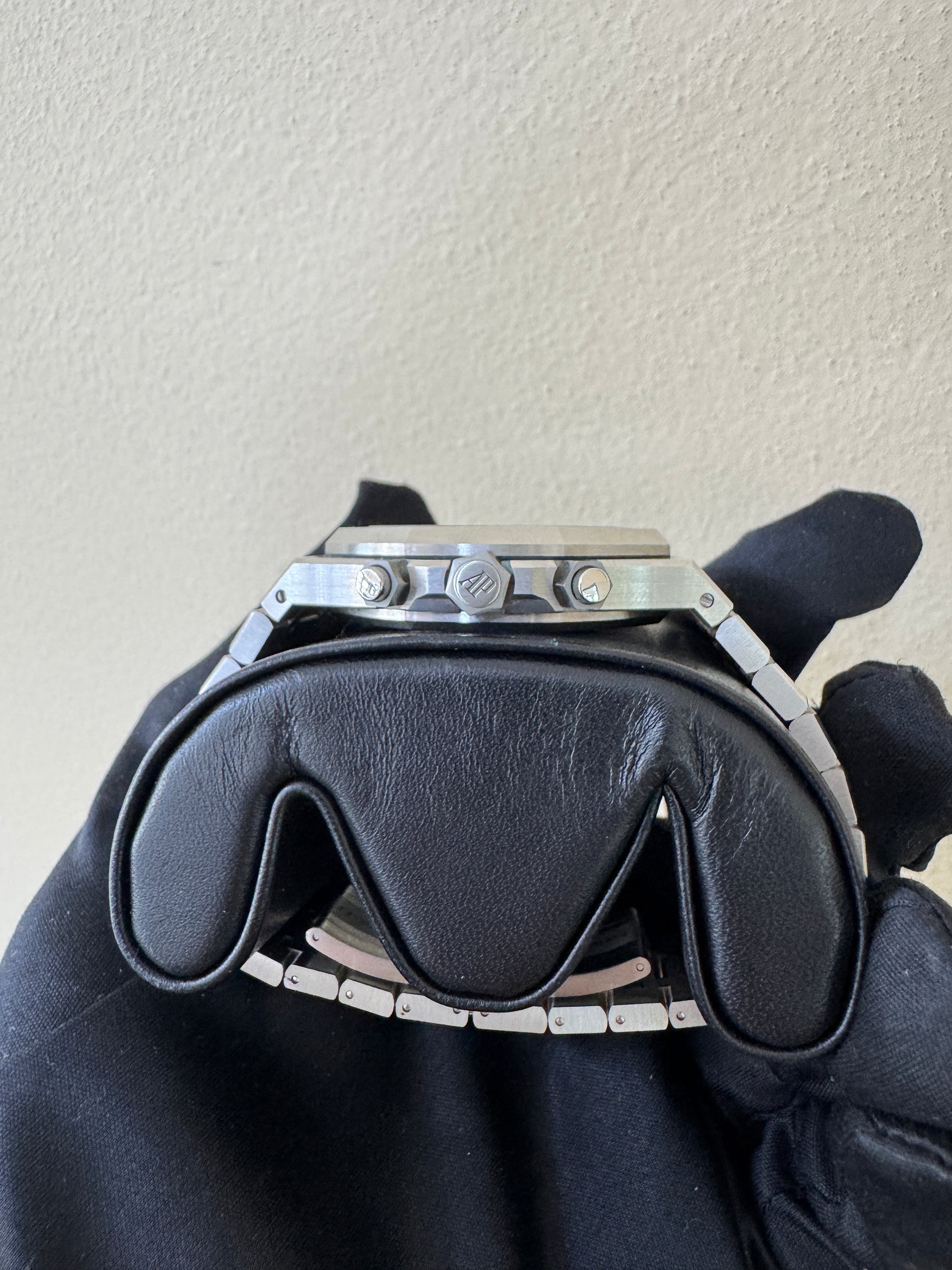 Right Side profile of Audemars Piguet Royal Oak Chronograph 26331ST stainless steel case and chronograph pushers.