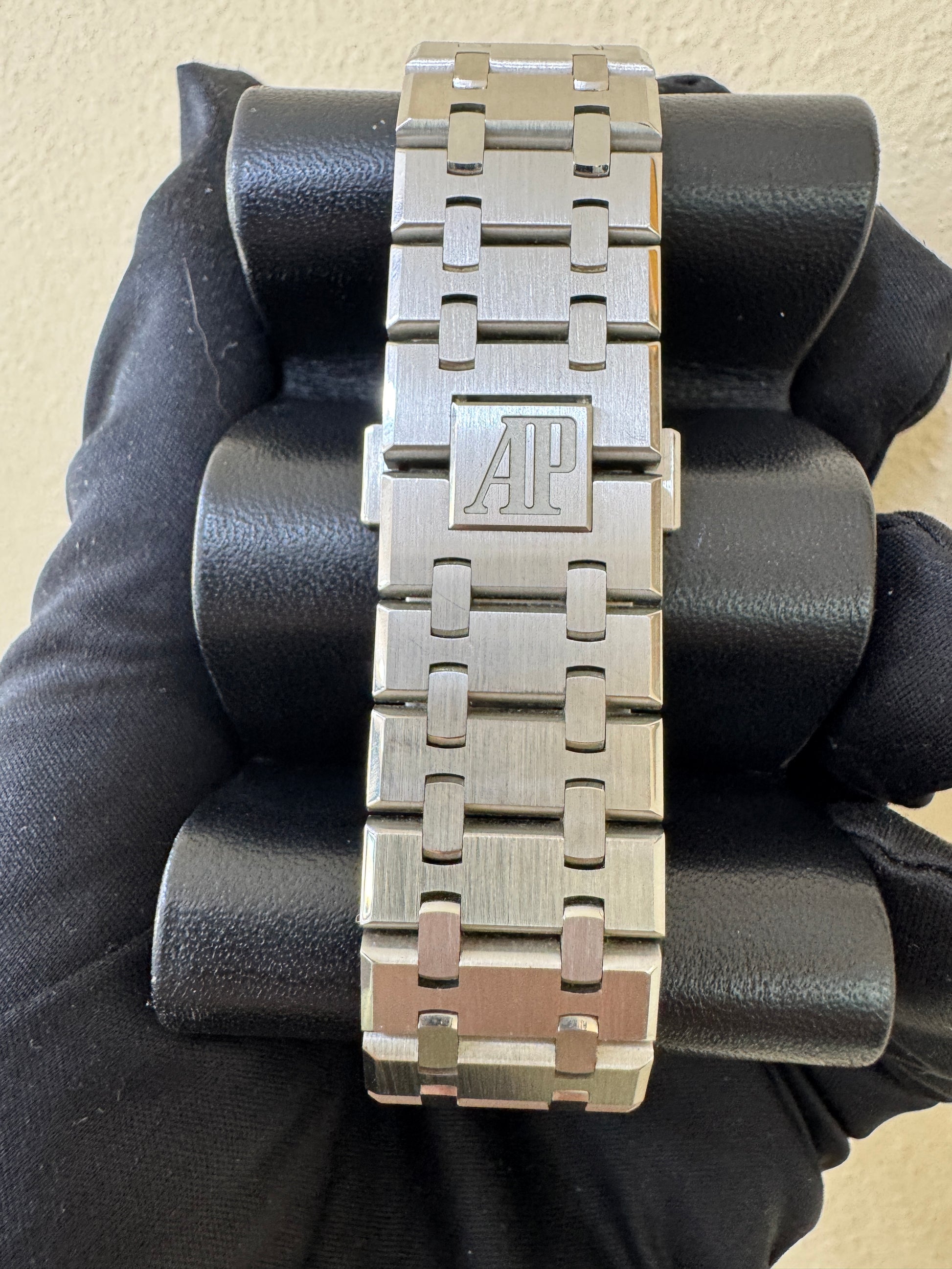 Integrated stainless steel bracelet of the Audemars Piguet Royal Oak Chronograph 26331ST.