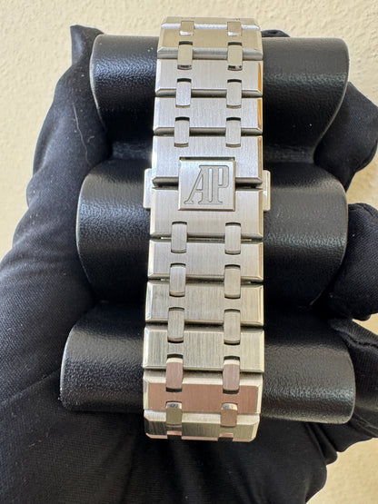 Integrated stainless steel bracelet of the Audemars Piguet Royal Oak Chronograph 26331ST.